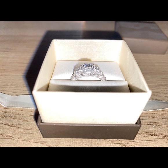 ENGAGMENT RING - Picture 3 of 9